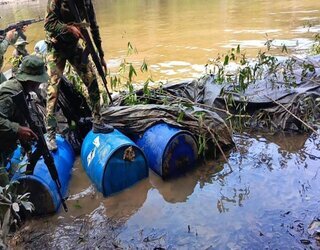 Members of the CEOFANB seize material found during Operation Neblina. Miembros de la CEOFANB incautan material encontrado durante la Operación Neblina.