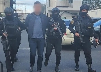 Authorities escort an alleged Guatemalan drug trafficker who has been extradited to the United States. Las autoridades escoltan un supuesto narcotraficante guatemalteco, quién fue extraditado hacia los EEUU.