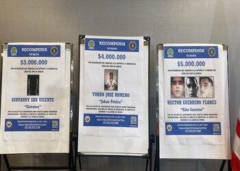 New posters of Tren de Aragua's leaders hang during a press conference. Carteles de los líderes del Tren de Aragua son expuestos durante una conferencia de prensa.